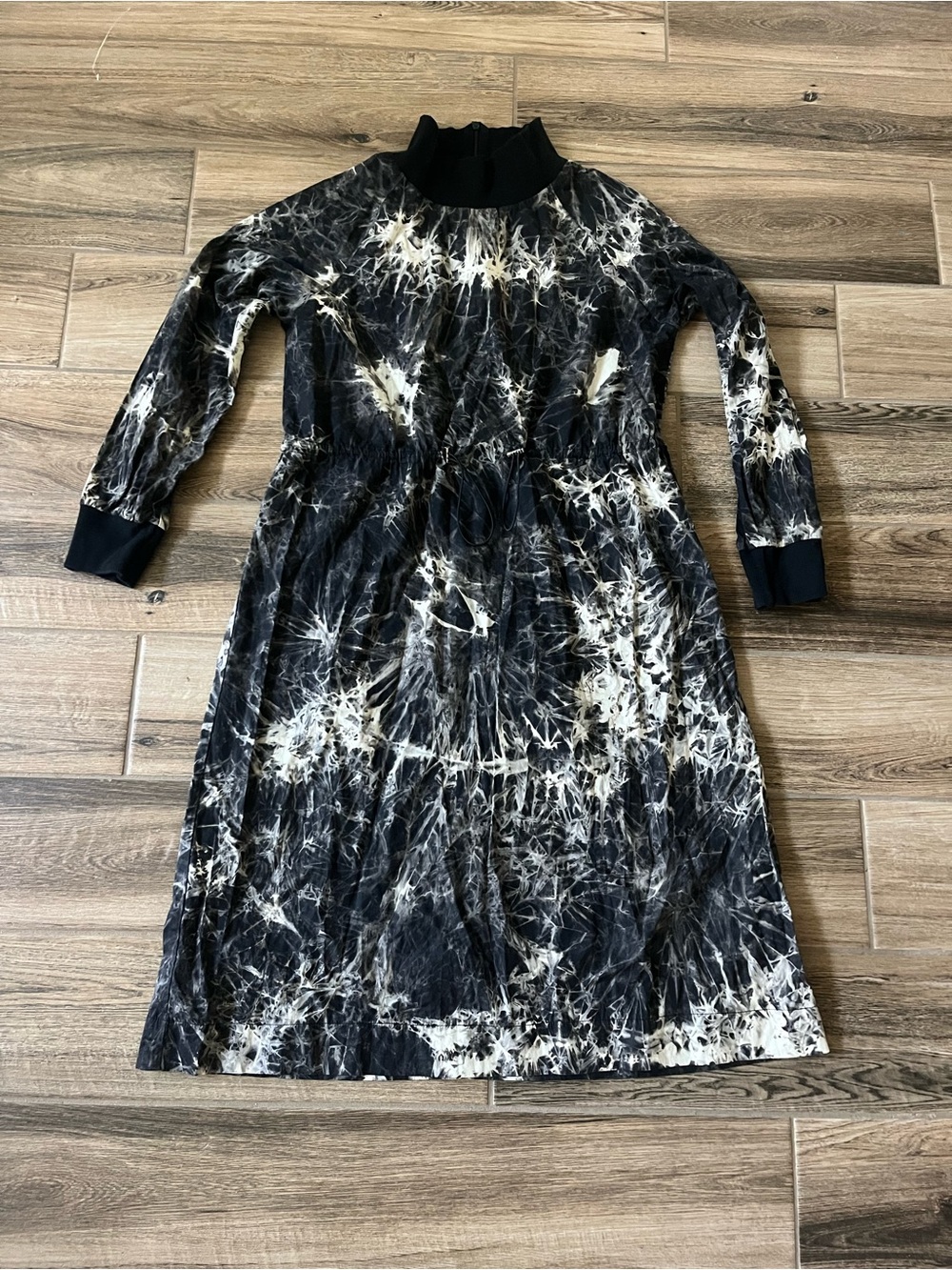 Vibe Black and White Tie-Dye Long Sleeve Midi Dress EUC